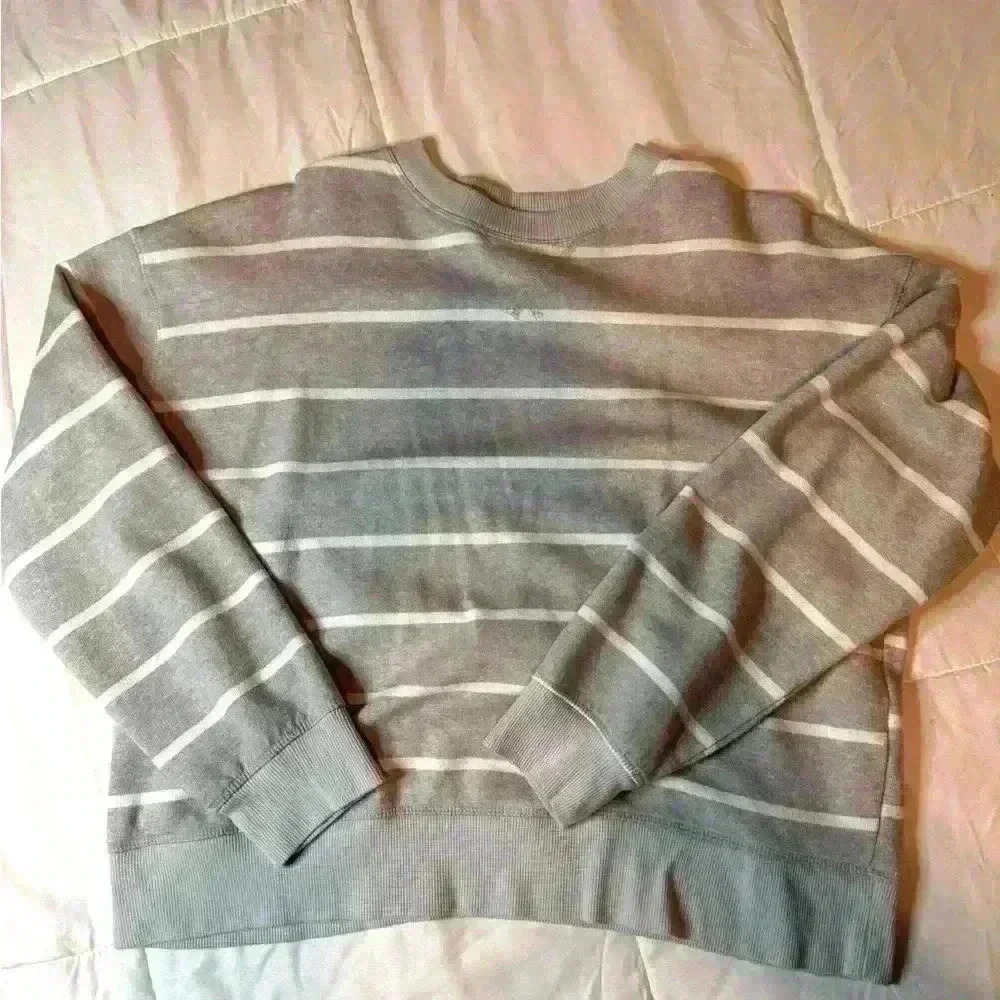 Lightweight grey and white cropped sweatshirt